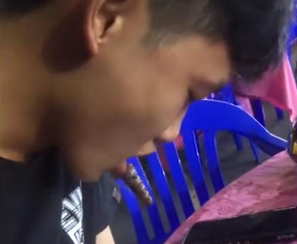 广东一男子吃螺蛳粉,女子吃钉螺时被钉螺吸住