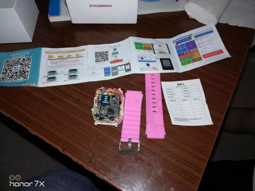 阜城一儿童电话手表上课时突然自燃！家长们要注意了…