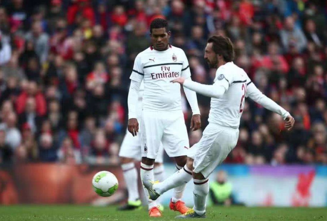 老人看足球比赛哭了,球迷观看国米逆转ac米兰