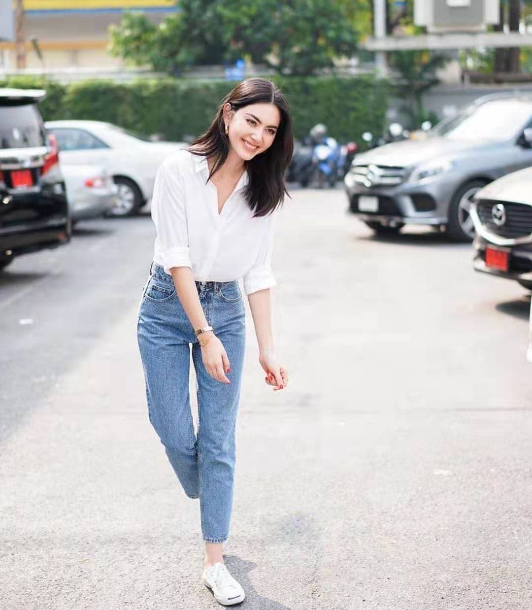 她不愧是泰国最年轻影后，穿衣品味一绝，老气外套都能穿出少女感