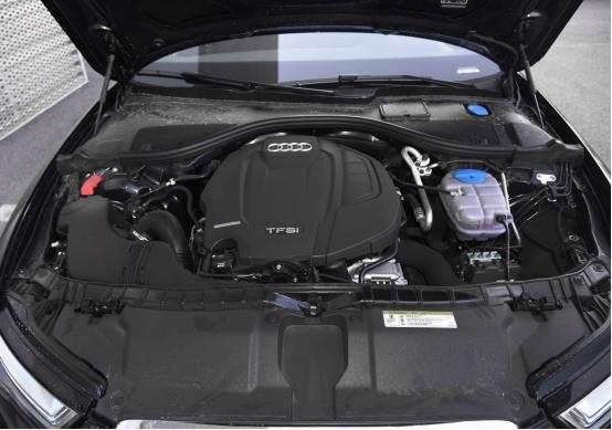 奥迪A6L,搭配3.0T动力,百公里加速仅需6.6秒,油耗9.6L,颜值高