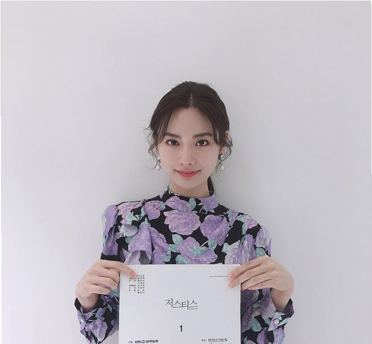 连续三年被评为亚洲第一美女,曾被评为韩国演艺圈第一美女