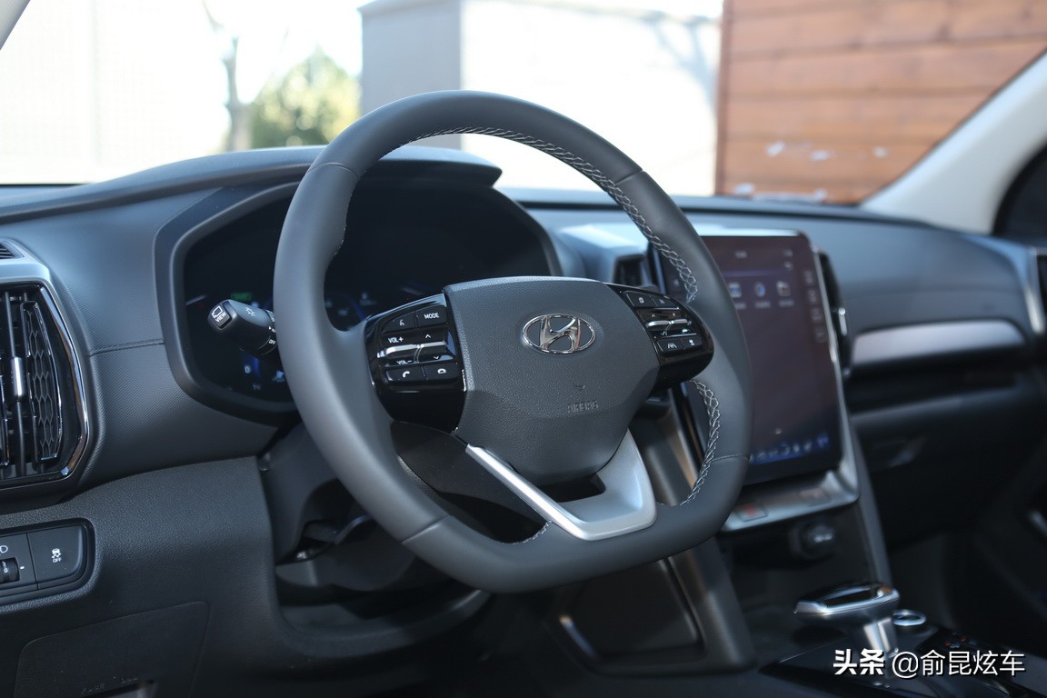 试驾黑色全新北京现代ix35,最新款2.0升北京现代ix35试驾