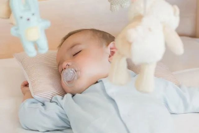 给宝宝用安抚奶嘴影响长牙吗,给宝宝用安抚奶嘴嘴巴会凸吗