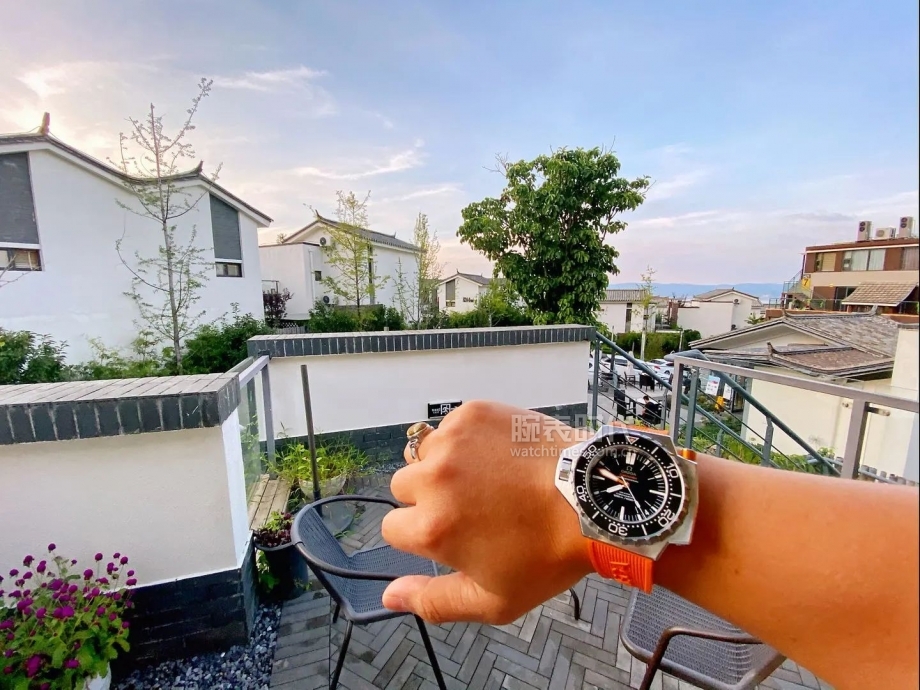 网友晒自己微信好友数量,网友晒1300手表