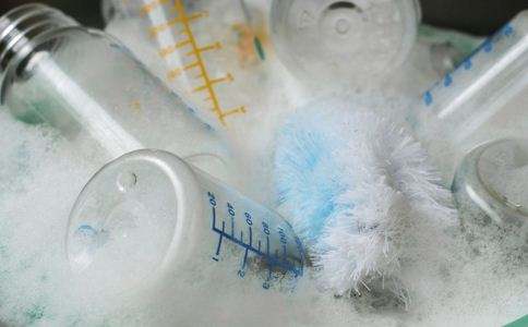 奶瓶没清洗干净给宝宝喝奶的危害,宝宝喝奶的奶瓶怎么正确洗干净