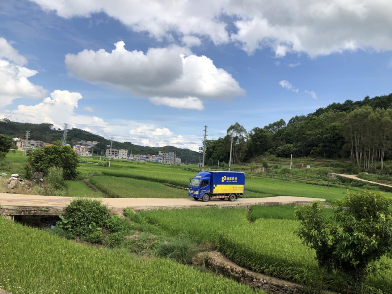 雪地骑马送快递员,快递雪地骑马送包裹