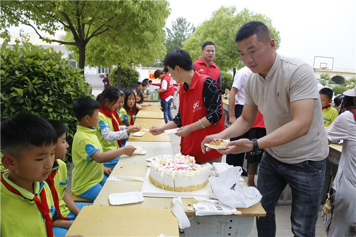 六一儿童节献爱心慰问活动,关爱困境儿童六一慰问暖童心