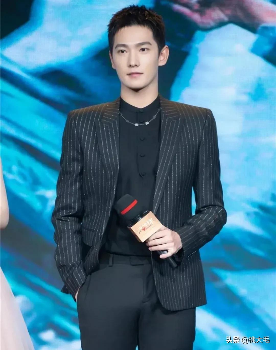 娱乐从军艺校草成为歌坛大魔王,从军艺校草到喜剧界的大佬