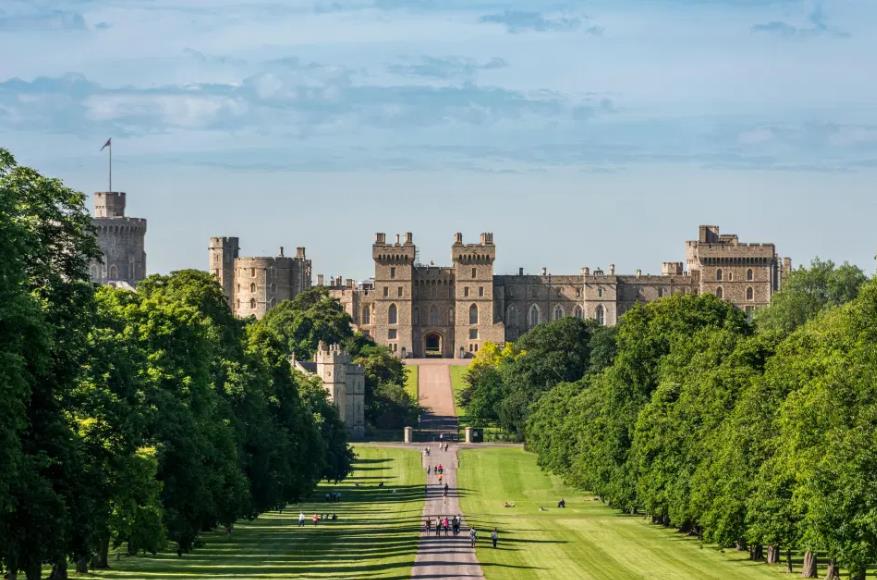 当王室成员打开大门在家里拍照时，我们才终可以一睹他们的豪宅