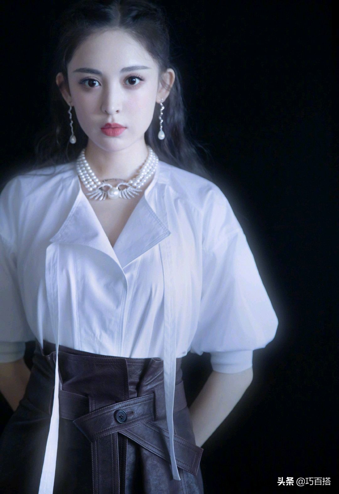 娜扎斜肩黑色丝绒长裙造型,娜扎吊带裙穿搭