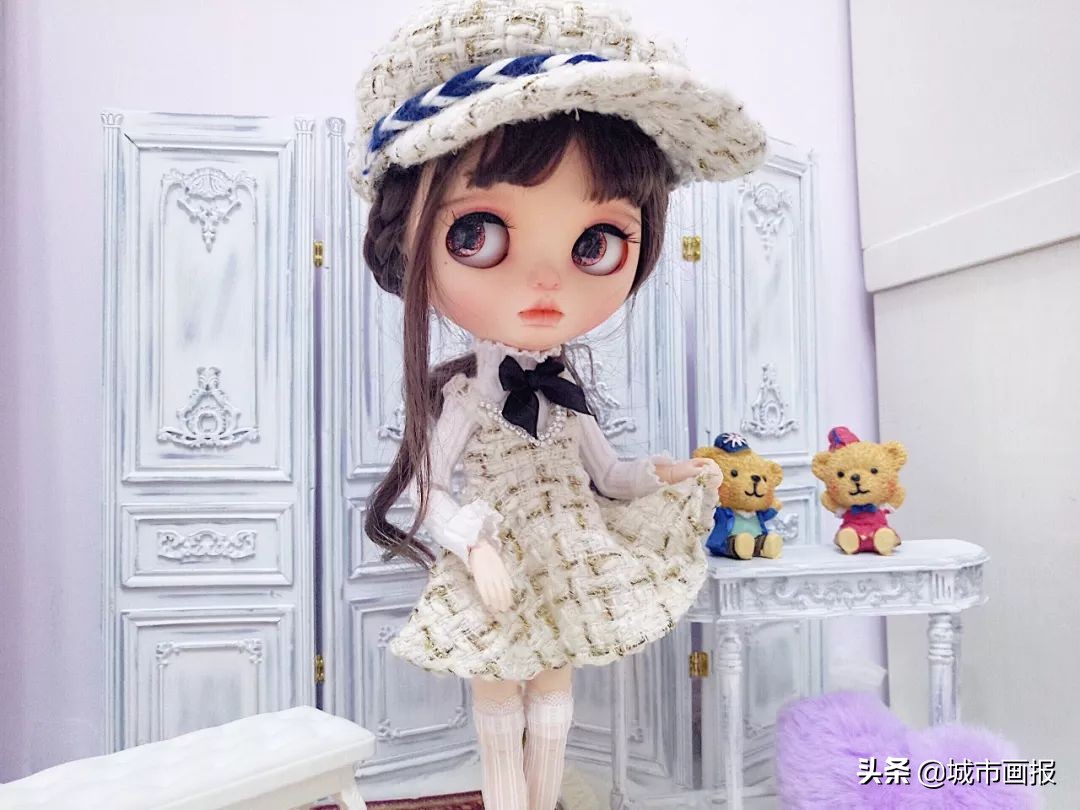 邮费都砍价的年轻人，竟给自己的娃娃穿上奢侈品