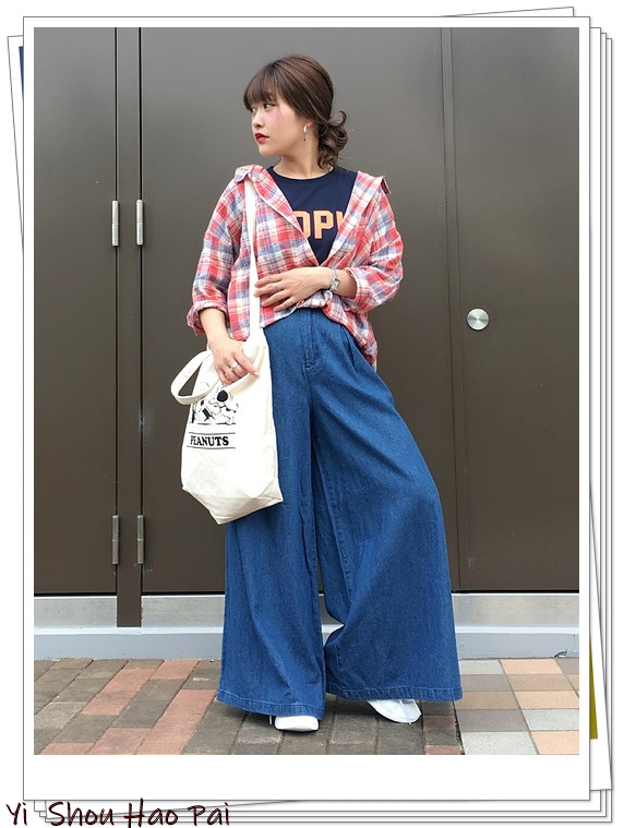 红色小格子衬衫女长袖时尚穿搭,红色格子衬衫配什么颜色裤子好看