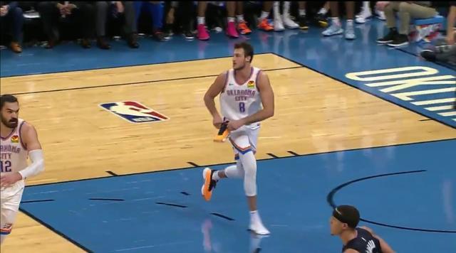 比赛时候鞋子掉了继续跑,篮球比赛时鞋掉了怎么办