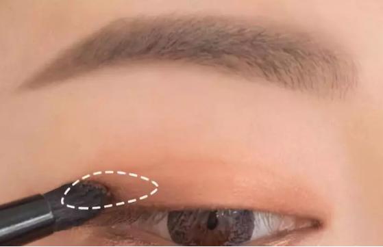 眼妆怎么画显大又干净眼影盘推荐,眼影的画法和技巧一周眼妆不重样