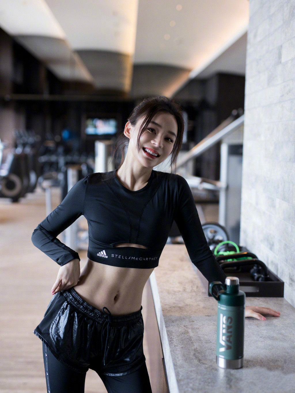 袁姗姗腹肌马甲线13个动作完整,袁姗姗穿露脐装露马甲线