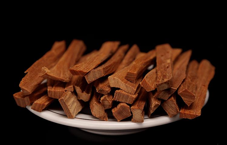 檀香精油怎么用最好 (檀香精油怎么用在脸上)