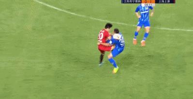 球迷喝倒彩退场，球员恶意犯规被声讨！苏宁惨败上港，迎巨大危机