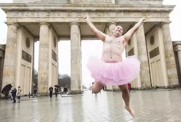 穿着15年的蓬蓬裙的中年男人,粉色蓬蓬裙穿了14年