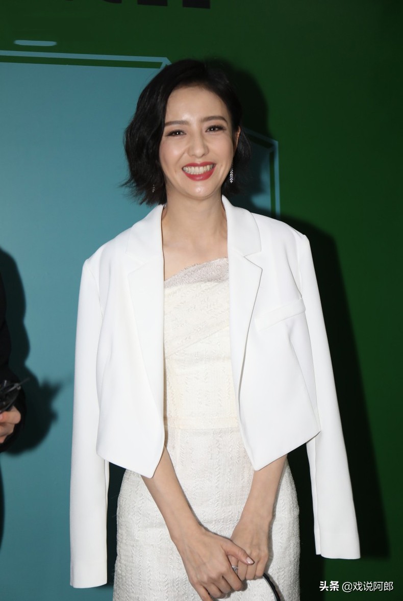 佟丽娅身穿淡紫色纱裙亮相,佟丽娅黑色裙子穿搭