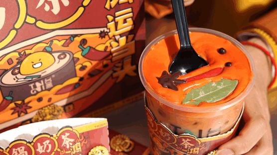 中国人又对火锅下手:火锅奶茶、火锅蛋糕,而老外吃的火锅更奇怪