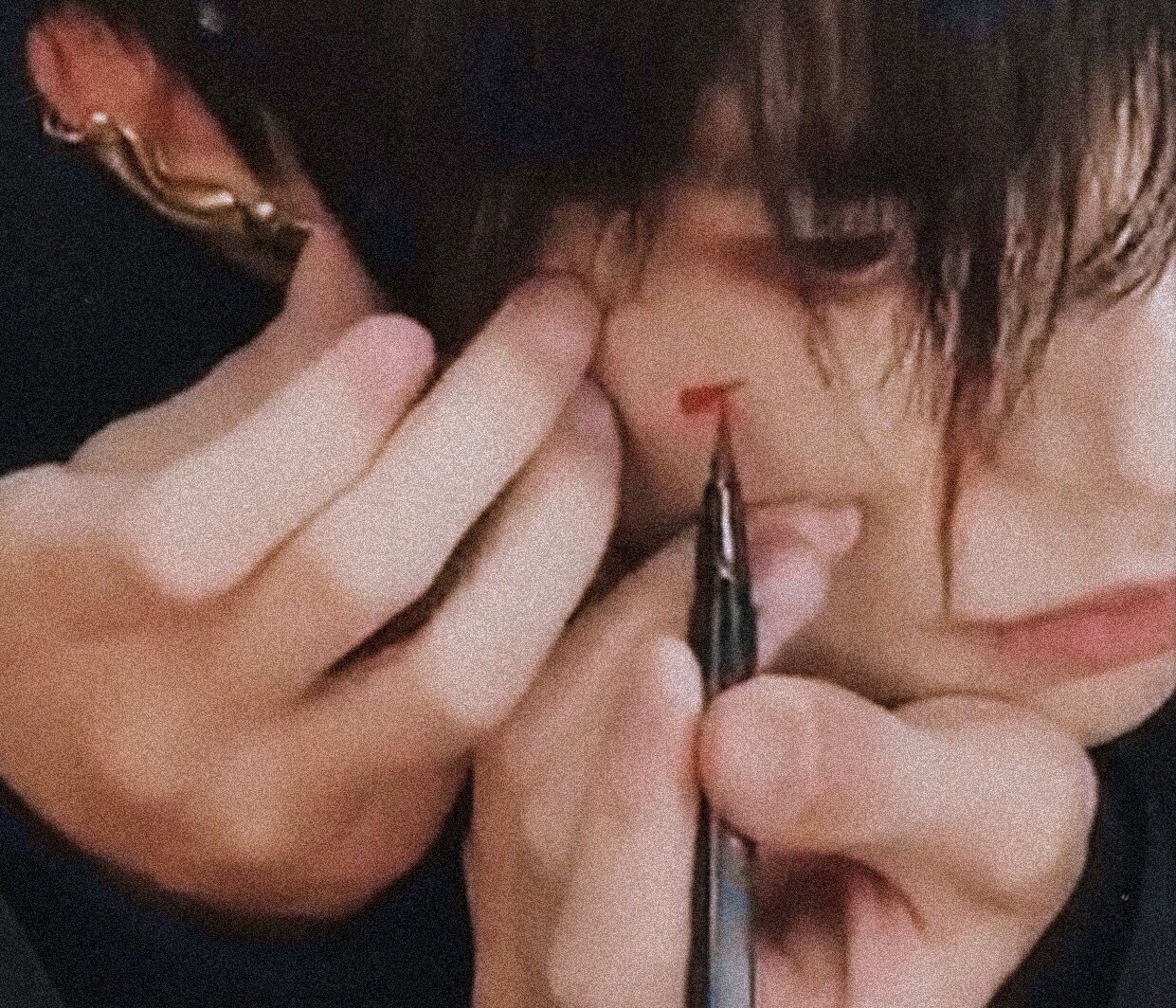 不是自己的脸就随便化！易烊千玺给自己化妆很细致，给胖虎就不同