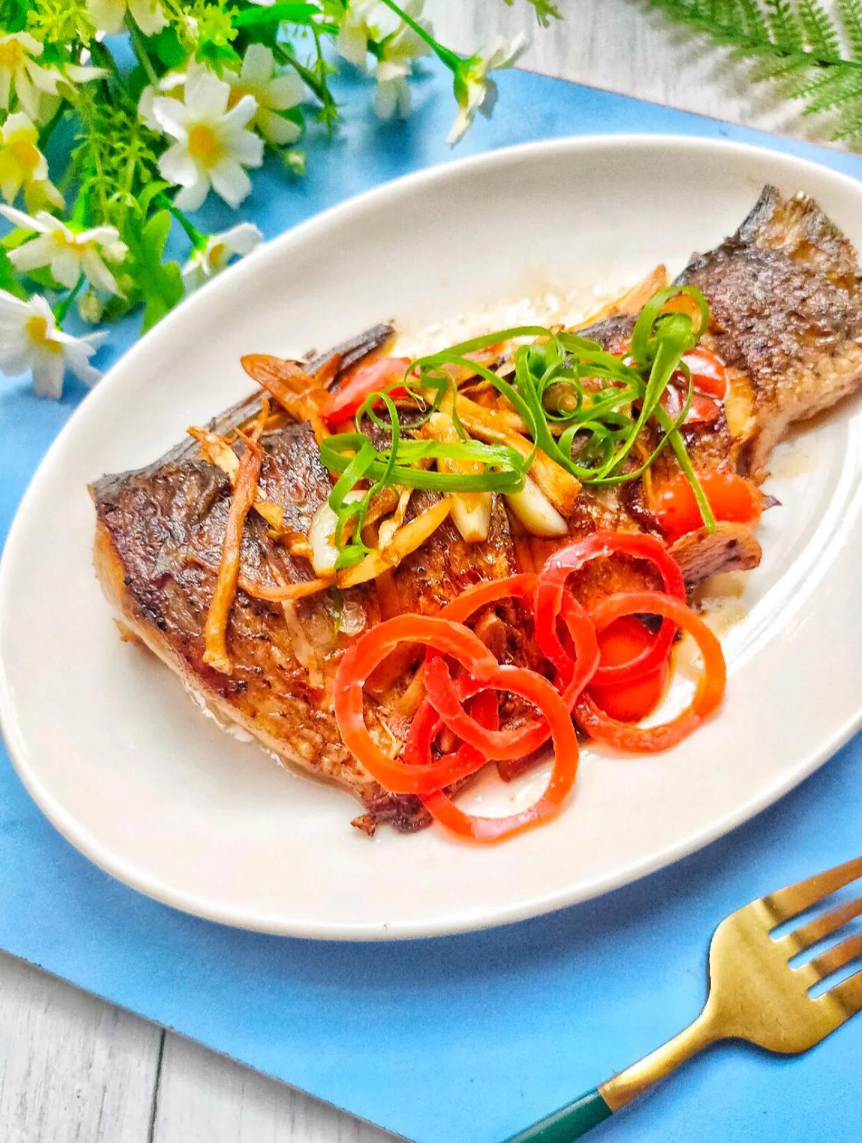 煎鱼一下锅就糊什么原因,煎鱼的时候鱼皮破了