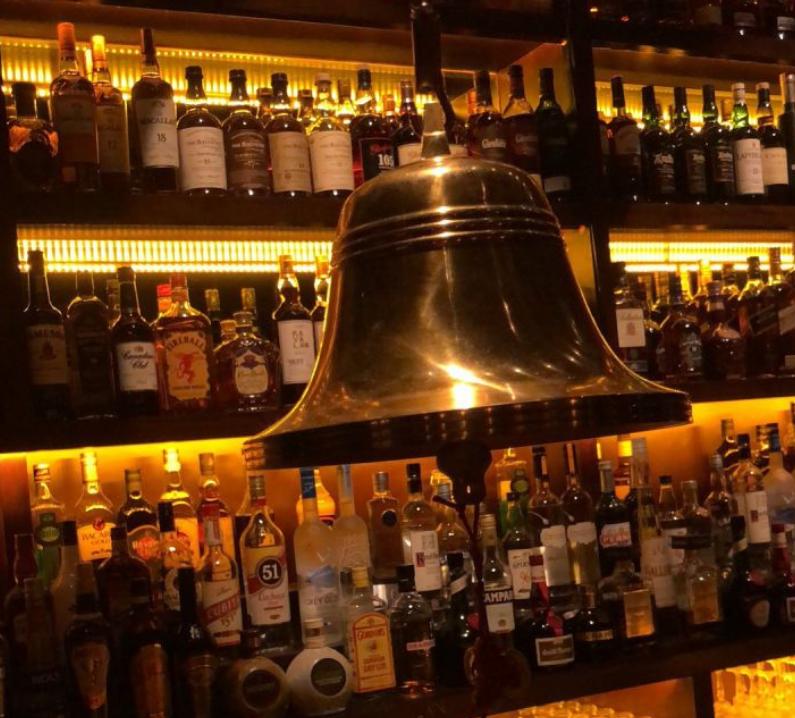 在酒吧要多少钱,在酒吧一次性消费多少