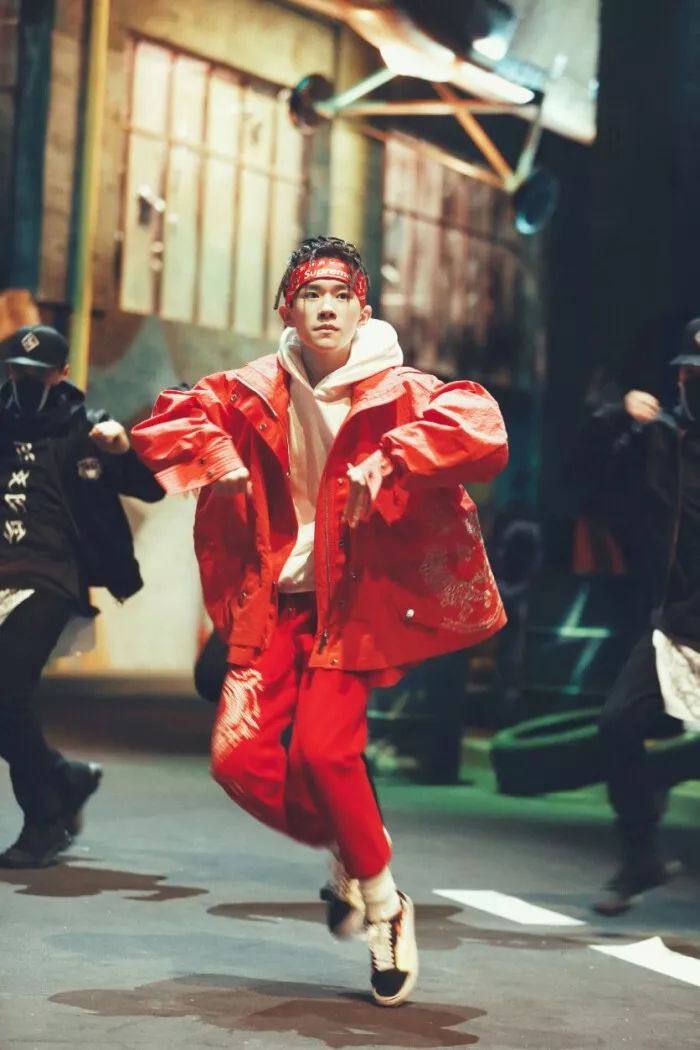 易烊千玺从小鲜肉到晋升影帝,易烊千玺的流量惊呆老前辈