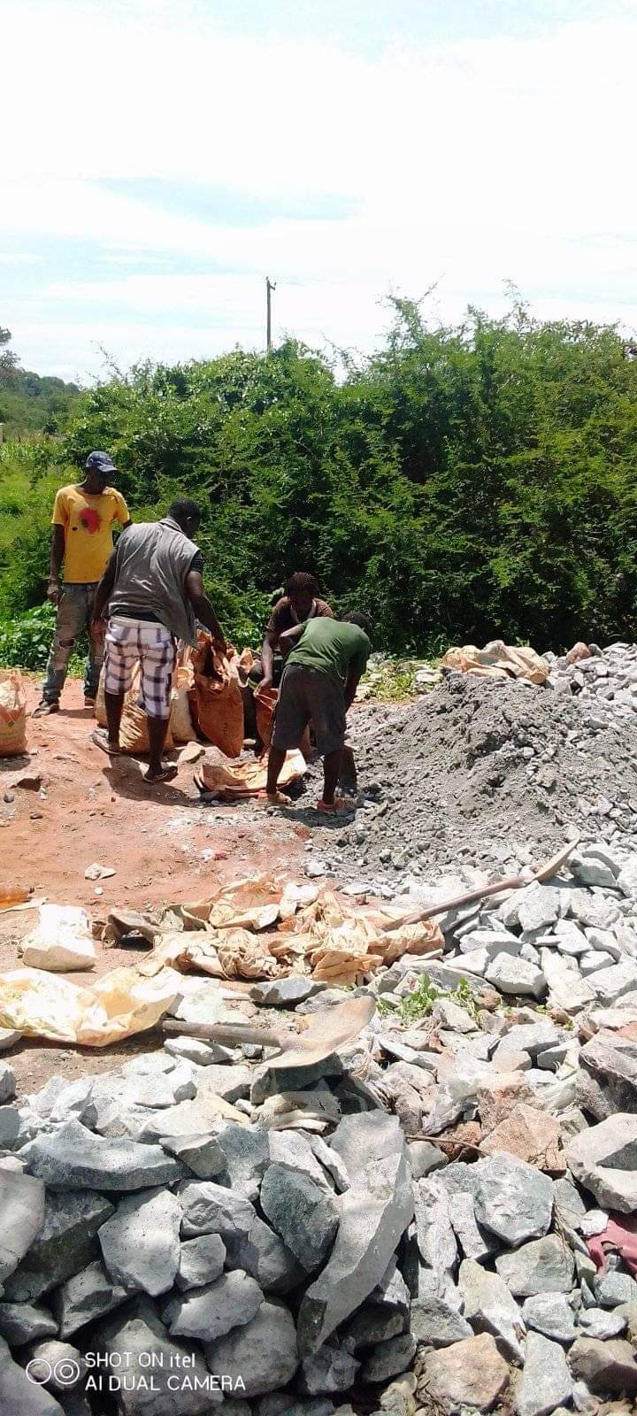 金矿里的黄金是啥样的,从金矿出来的黄金是什么样子的