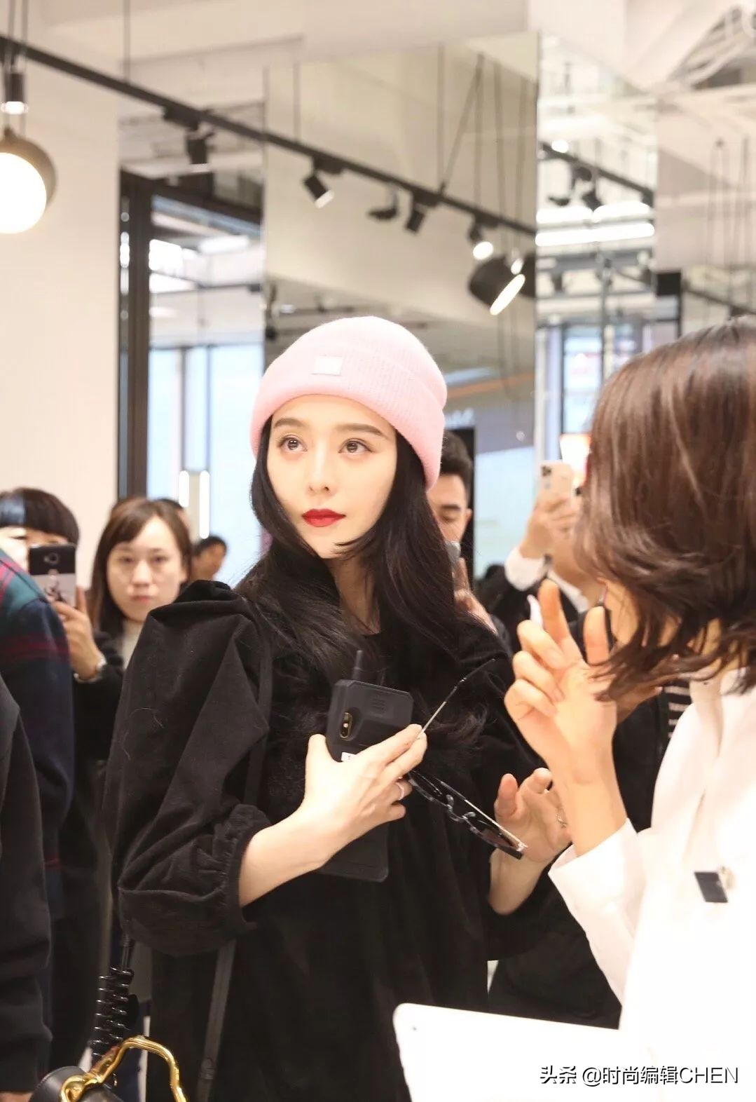 范冰冰现身穿搭抢镜 (范冰冰香港逛街显潮流)