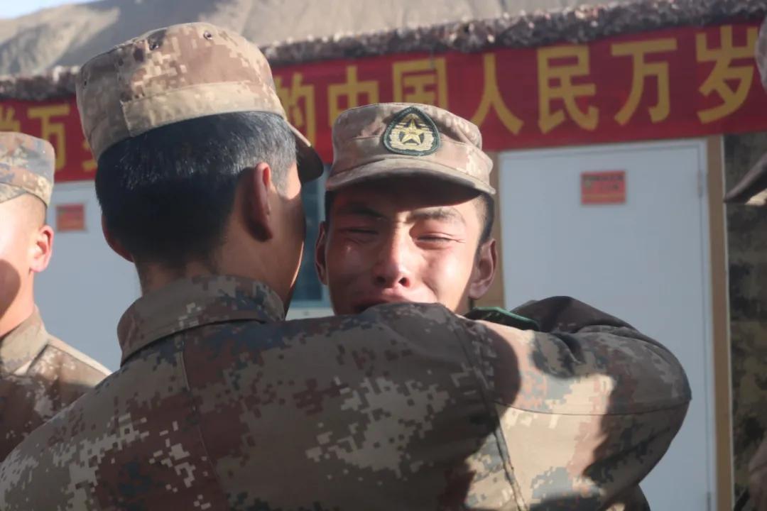 老兵退伍感人瞬间,老兵退伍潸然泪下