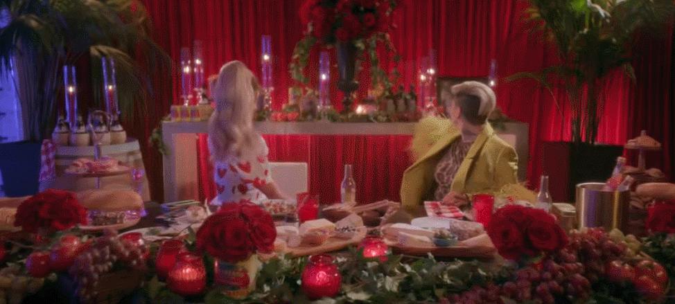 又开始炫富了？她的人生只剩下钱了