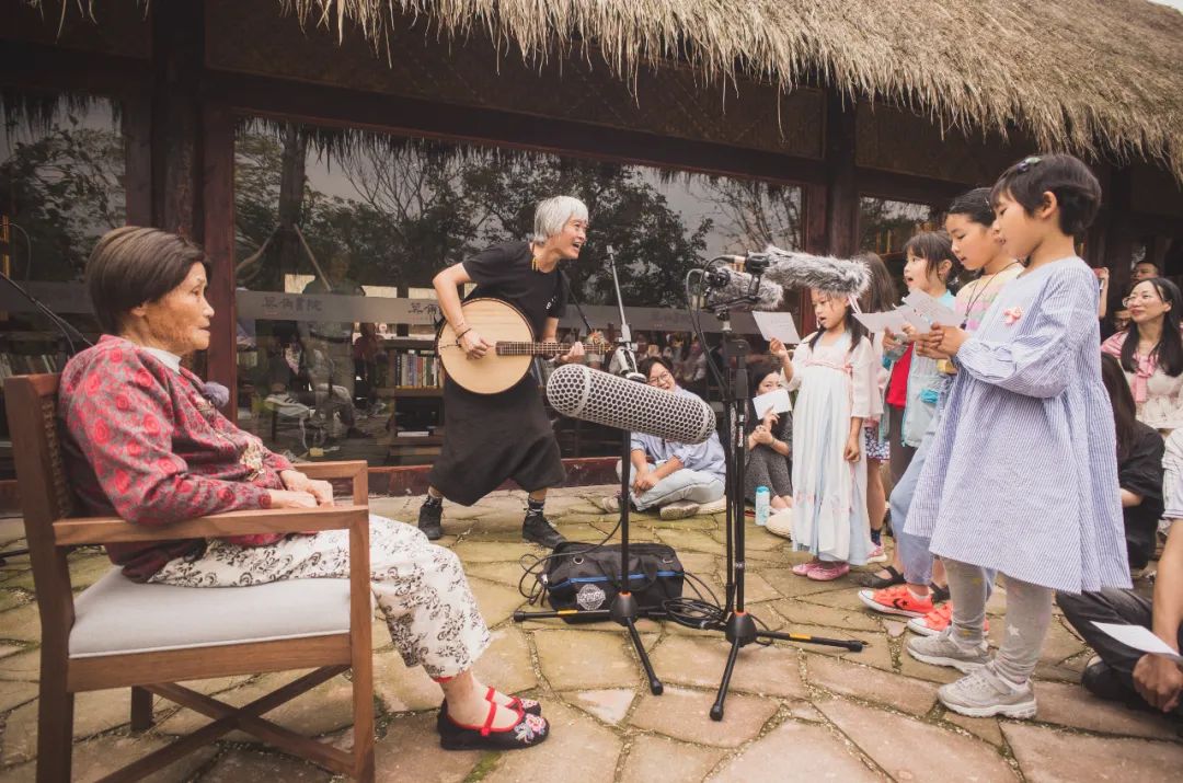 一个中年鬼才，整天逛公园，缠着大爷大妈给他唱歌