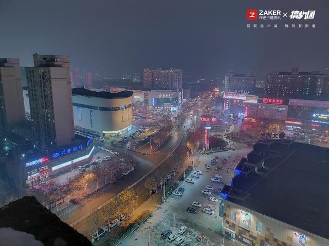 挖孔屏好用吗，相机自带8倍镜，能玩英雄联盟：荣耀V20体验