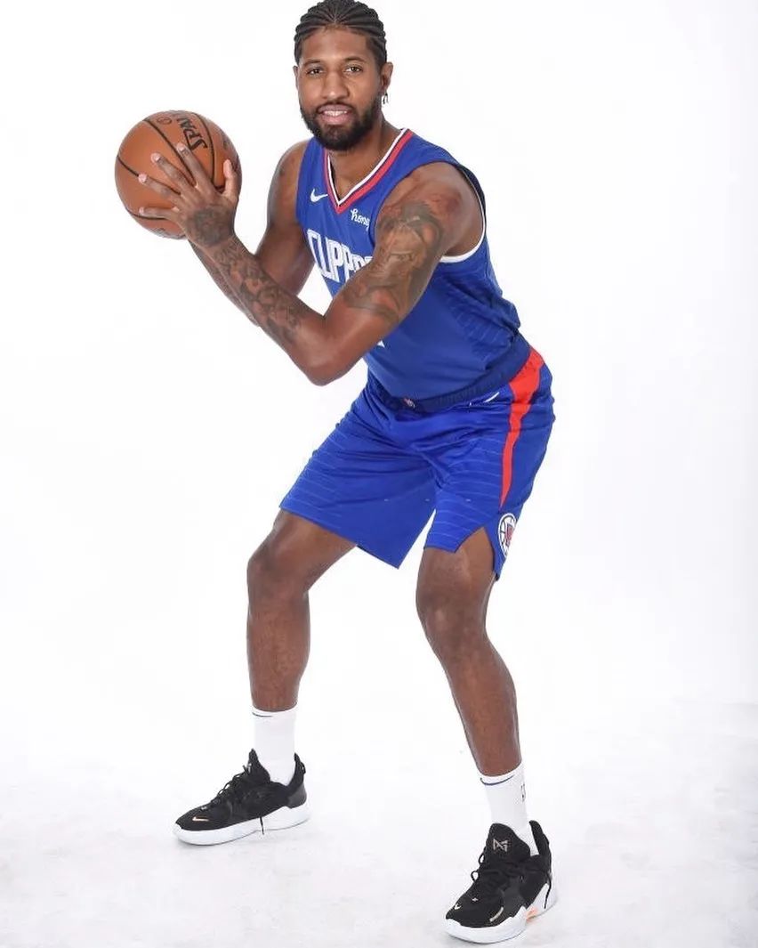 欧文多次嘲讽詹姆斯,欧文最新比赛上脚球鞋