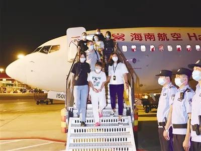 “我干妈从省政府调任北京，还有一个400亿的大项目……”