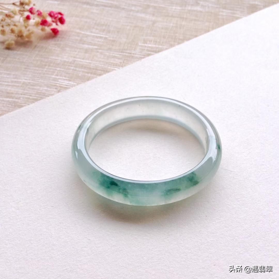 豆种飘蓝花翡翠手镯,冰糯种飘蓝花翡翠手镯值多少钱