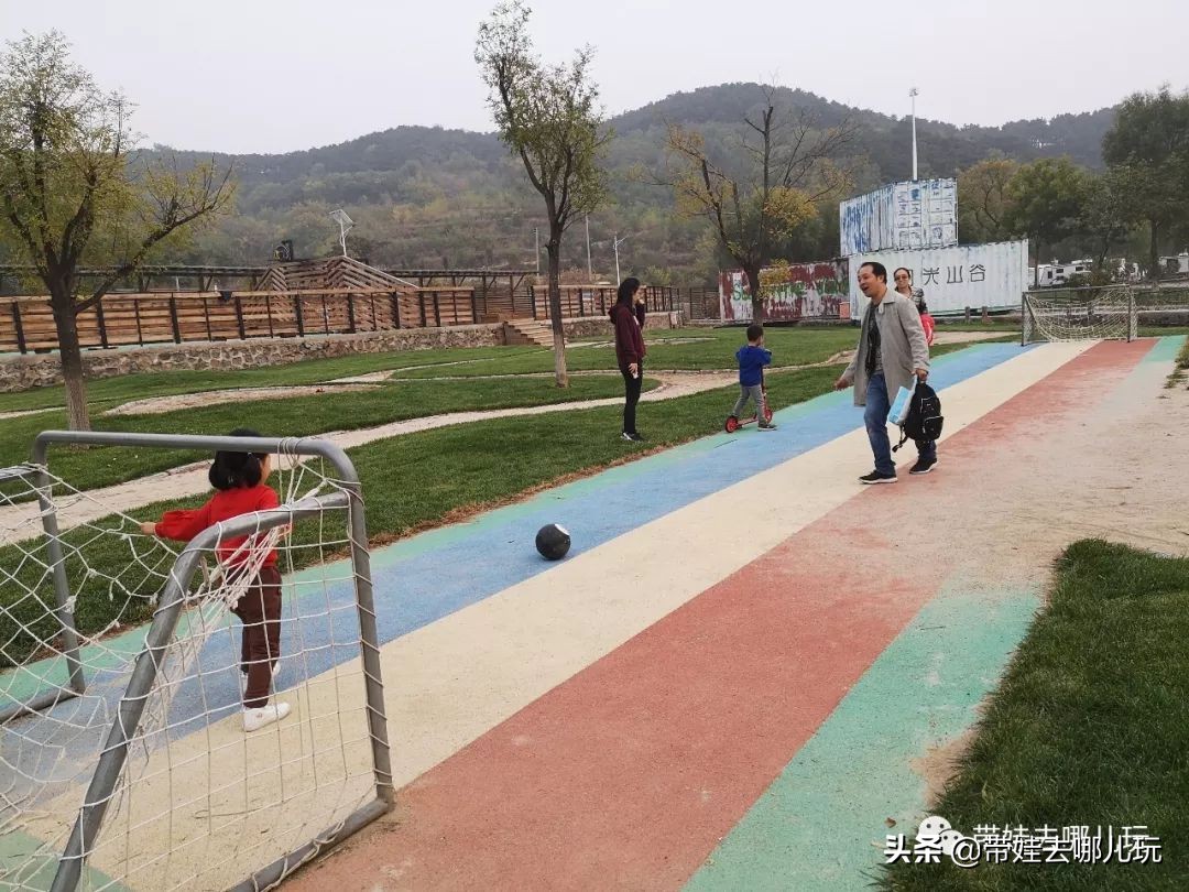 住别墅、滚草坪、躺在床上看电影，密云轻奢营地的花样玩法