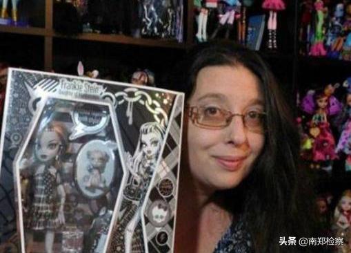 美国一女子继承6亿遗产,美国女子收藏娃娃