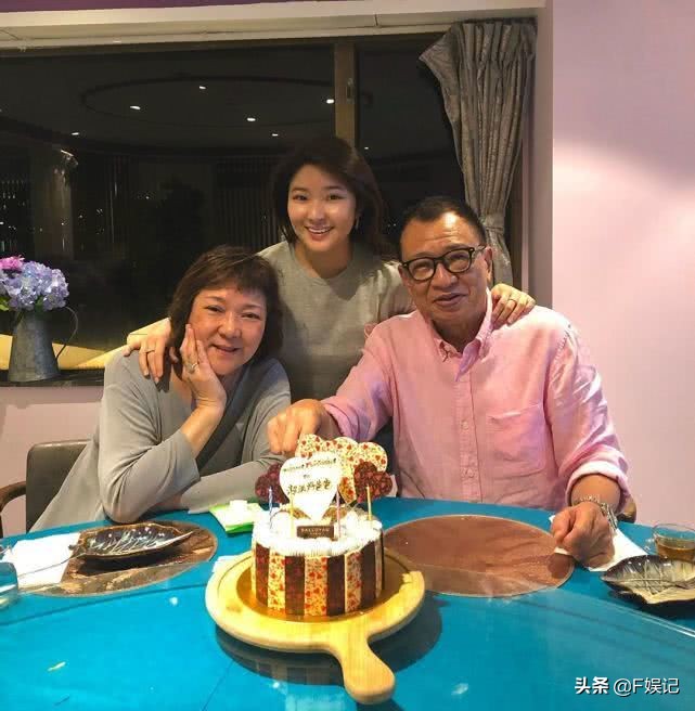 一家四口逛街陪女儿买手表71岁许绍雄忙着不停按手机