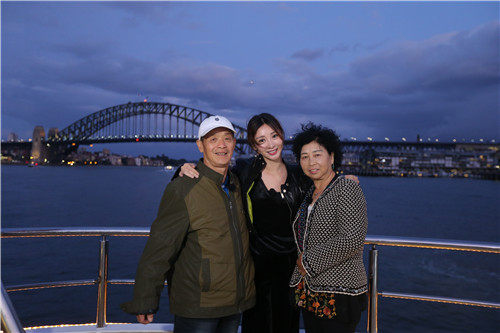 柳岩委屈事件,柳岩哭着家里多困难