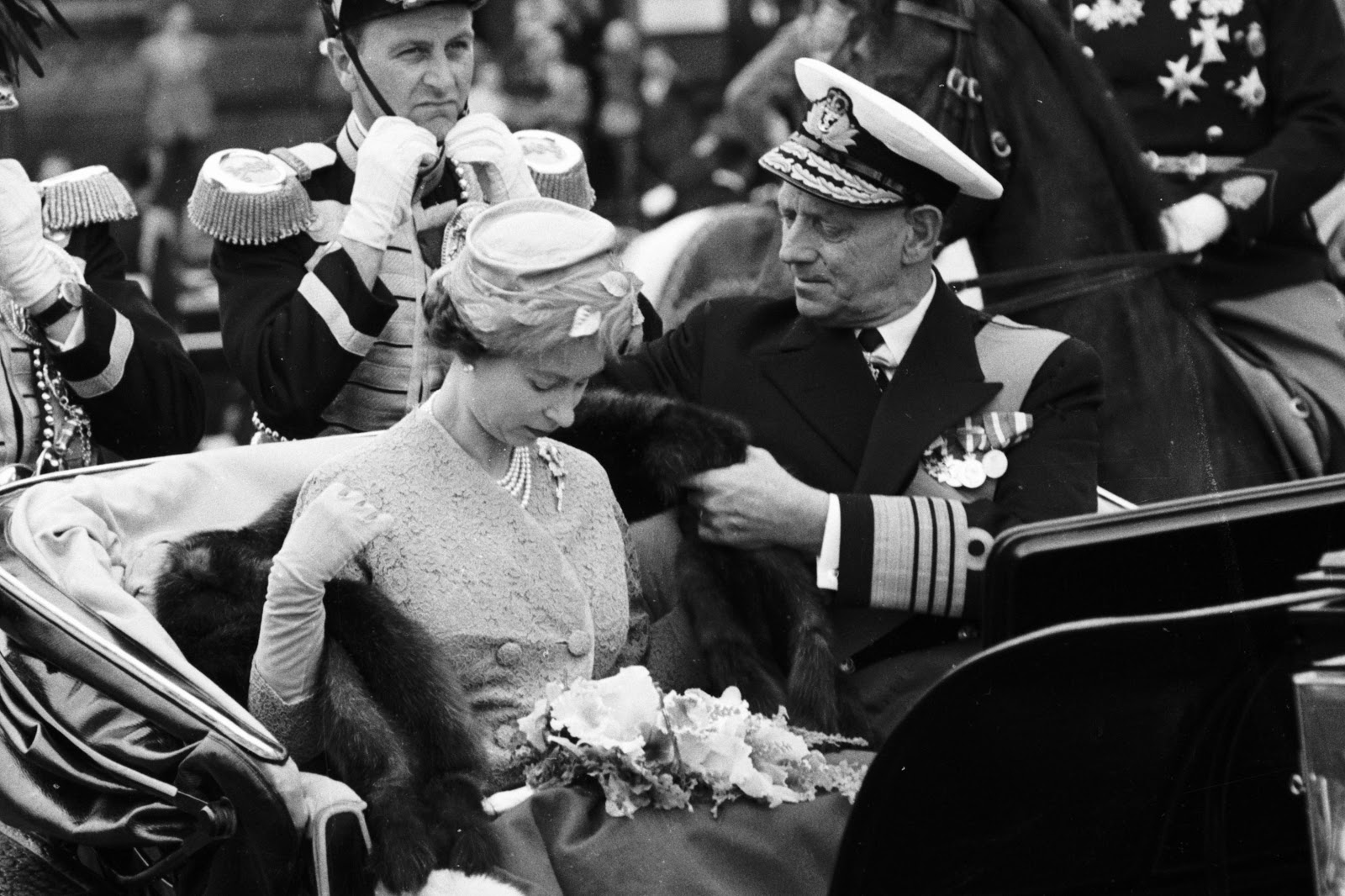 粉红美钻送公主，成全莉莉贝特少女心，女王的这枚花型胸针不简单