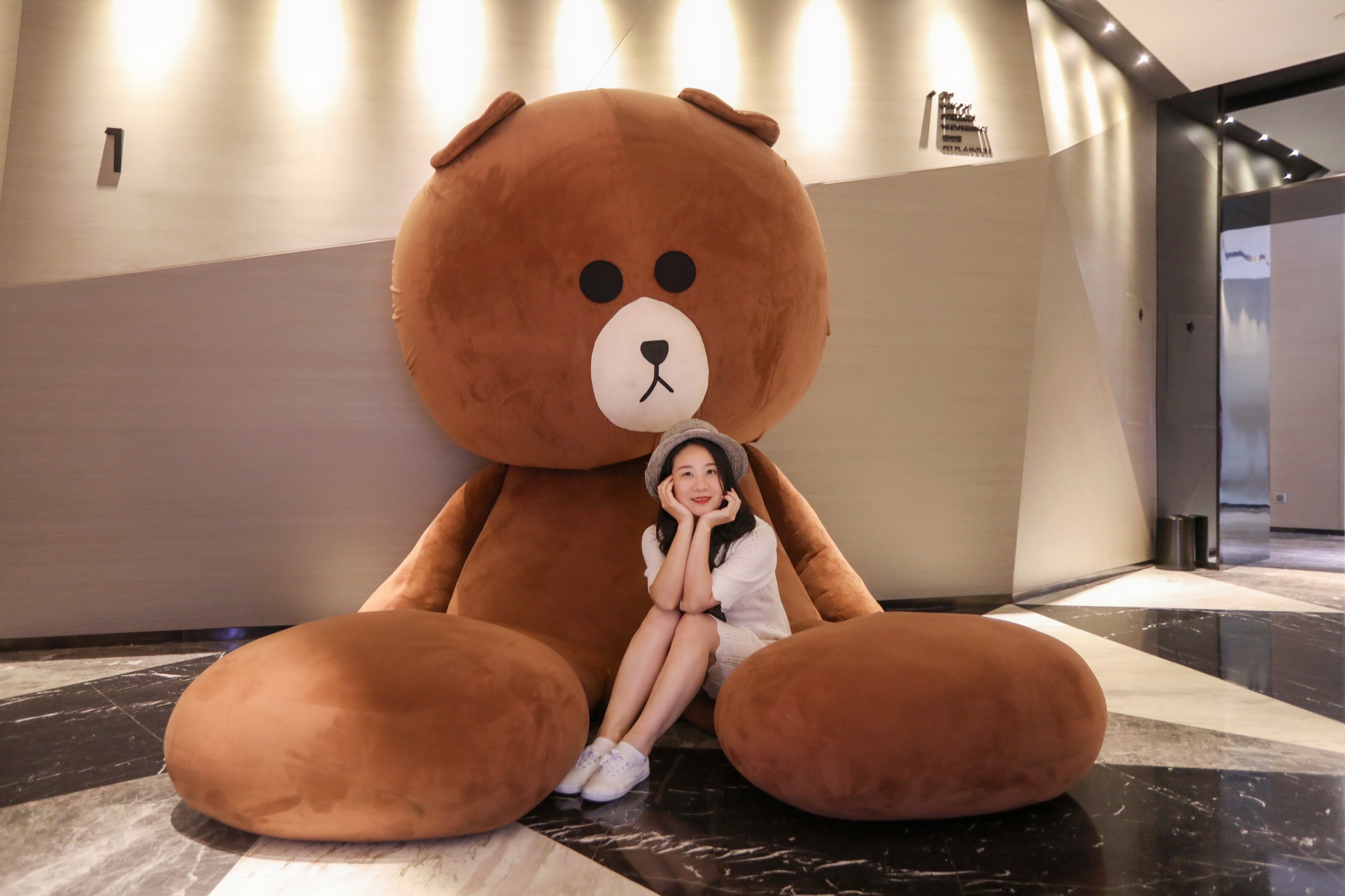 女子在酒店遇到奇葩客人,美女遇到奇葩保镖