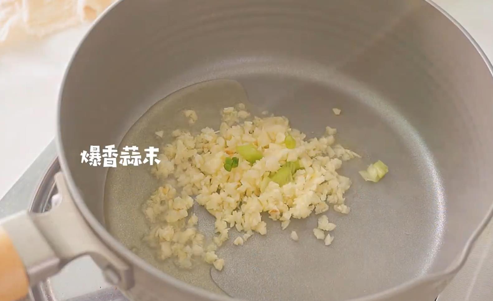 热腾腾的泡菜饺子锅吃起来超满足,必品阁韩国泡菜饺子的做法