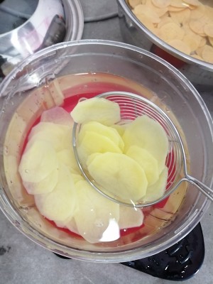 自制炸薯片变酸了,怎样炸薯片才能把薯片炸得嘎嘣脆