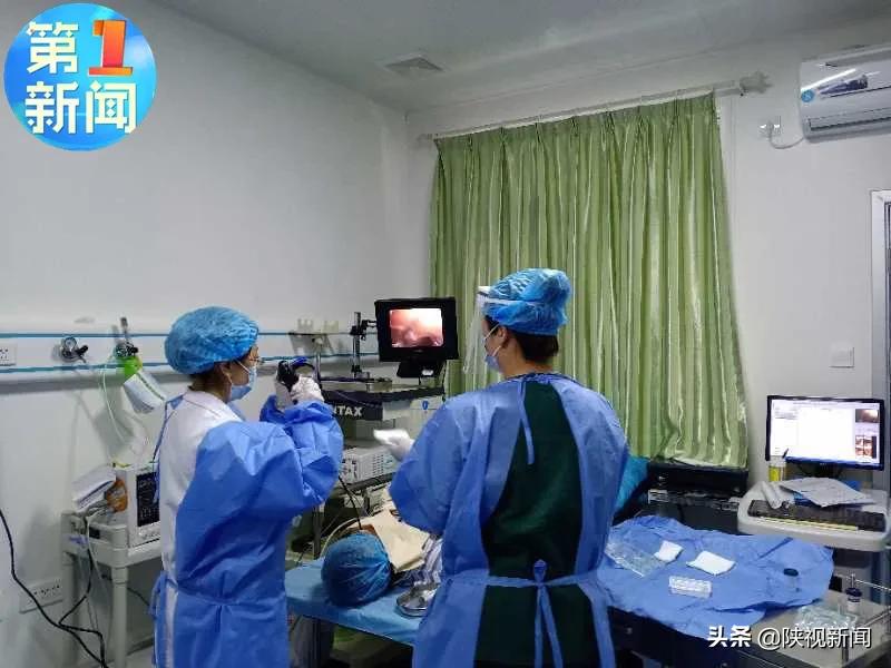 一颗樱桃核咽下去了没事吗,一颗樱桃导致小孩卡住气管