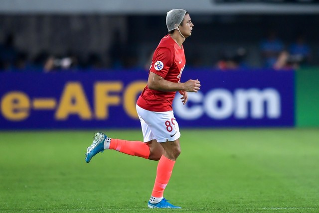 广州队1-4亚泰韦世豪扳平,广州队1比0河北韦世豪