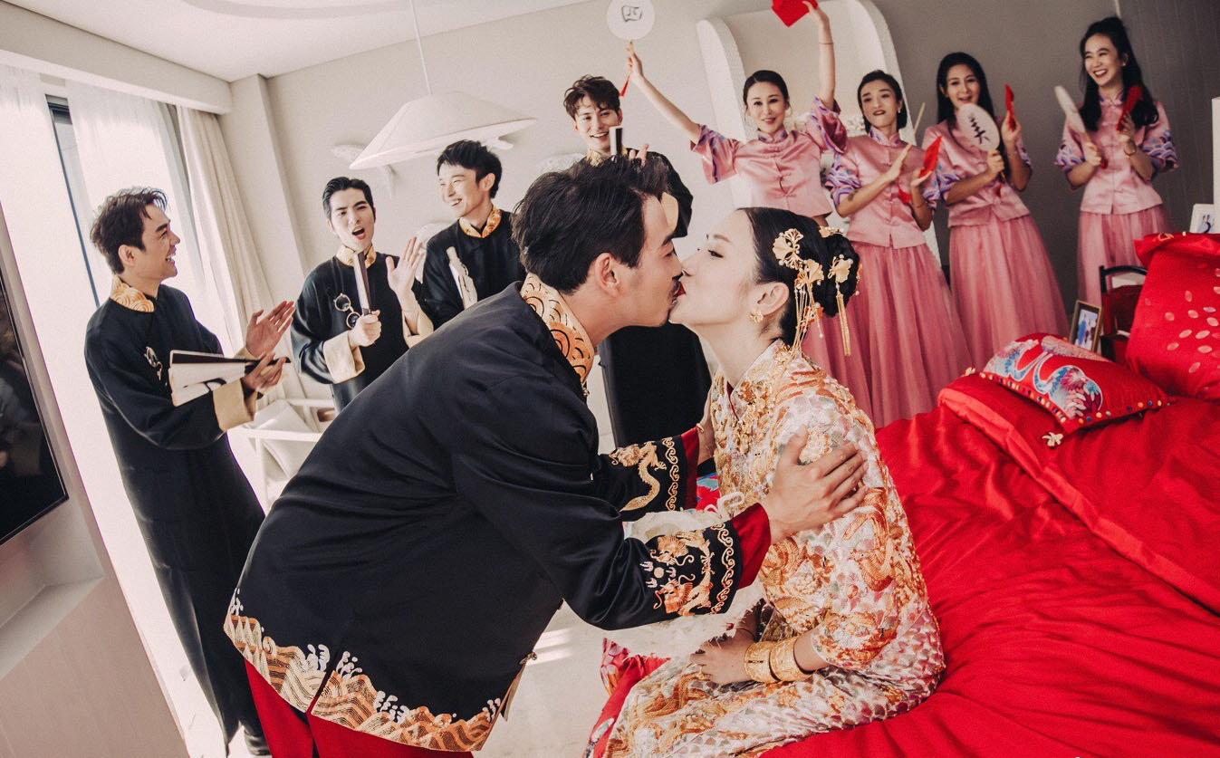 人设崩塌？杨烁出轨美女共度一晚，手机上被马赛克的手指细思极恐