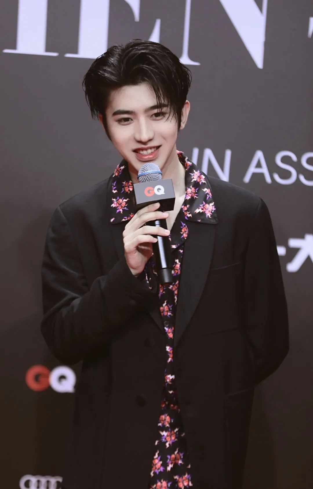 衣品超级好的男明星,王嘉尔穿的蔡徐坤同款衣服